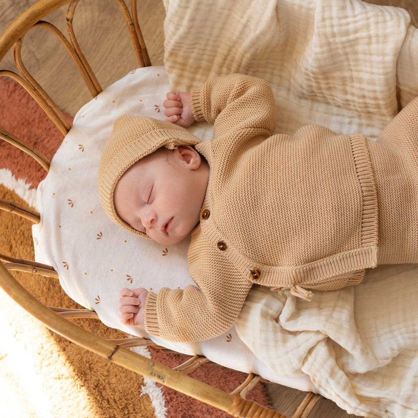 Lot naissance brassière, bonnet, chaussons Caramel